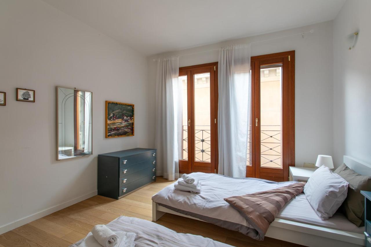 Venice Lance With Lift, 2 Minutes Walk From The Train Station Екстериор снимка